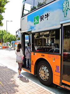 Bus 15 to The Peak takes exact change or Octopus stored value cards. Pay as you enter the bus.